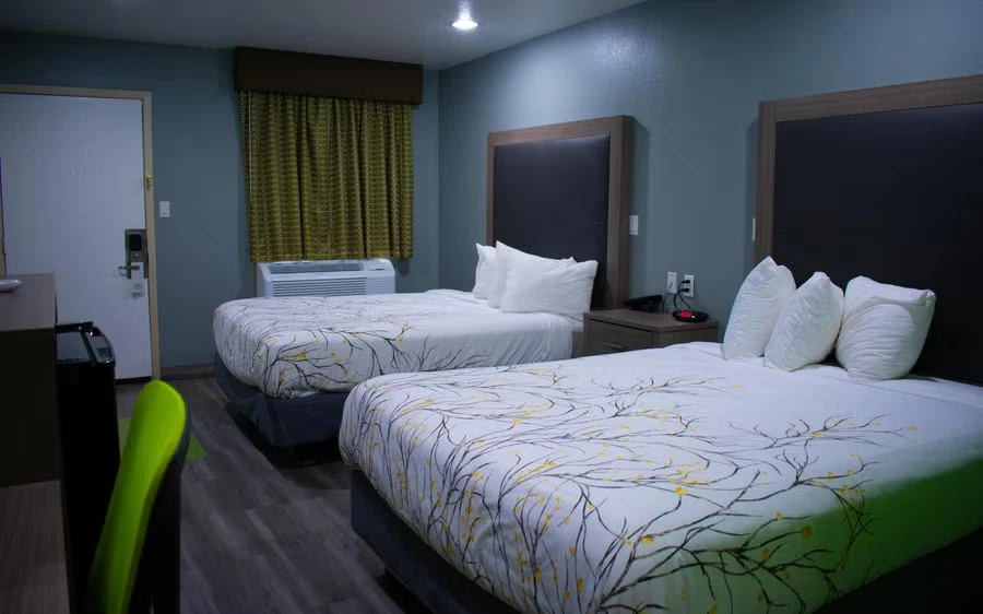 Queen Room with Two Queen Beds Room 2 