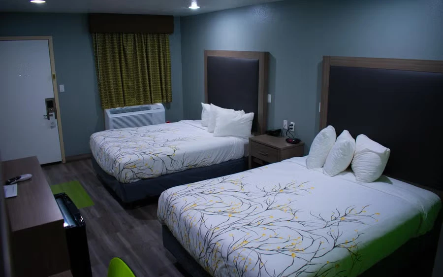 Queen Room with Two Queen Beds Room 4 